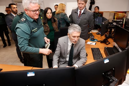 El ministro Fernando Grande-Marlaska, durante su visita el pasado 8 de mayor a la Comandancia de Soria acompañado de la directora general de la Guardia Civil, Mercedes González y el alcalde de esta localidad, Carlos Martínez.