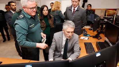 El ministro Fernando Grande-Marlaska, durante su visita el pasado 8 de mayor a la Comandancia de Soria acompañado de la directora general de la Guardia Civil, Mercedes González y el alcalde de esta localidad, Carlos Martínez.