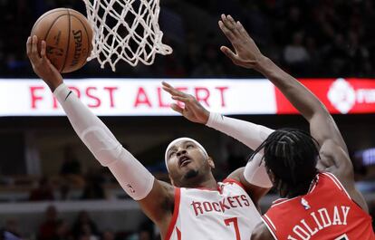 Carmelo Anthony y Holiday, en un Rockets-Bulls, en 2018.