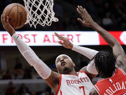 Carmelo Anthony y Holiday, en un Rockets-Bulls, en 2018.