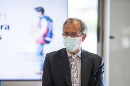 El consejero de Educación de Madrid, Enrique Ossorio, durante su visita al colegio Francisco de Orellana de Arroyomolinos, el 8 de septiembre.