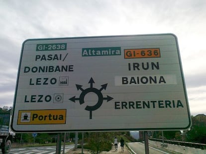 En esta señal de la autopista AP-8 se ha sustituido la indicación "Francia" por "Baiona".