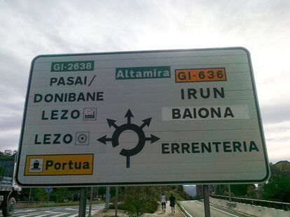 En esta señal de la autopista AP-8 se ha sustituido la indicación "Francia" por "Baiona".