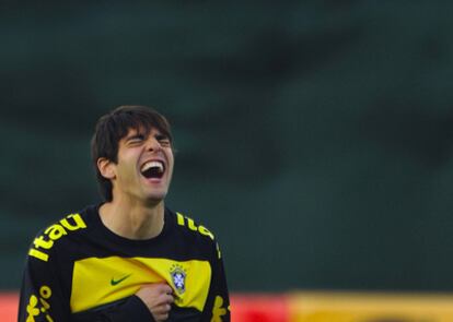 Kaká ríe en un entrenamiento con Brasil.