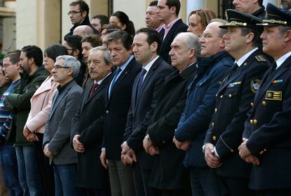 GRA130. OVIEDO, 14/12/2015.- El Gobierno asturiano, los grupos parlamentarios de la Junta General y el equipo de gobierno del Ayuntamiento de Oviedo se han sumado este mediodía a un minuto de silencio en memoria de los policías españoles asesinados en Kabul. La concentración se ha llevado a cabo en las escalera de acceso a la sede de la Presidencia del Gobierno regional y ha contado con la presencia del jefe del Ejecutivo, Javier Fernández (6d), el portavoz de IU, Gaspar Llamazares (4i), la cabeza de lista del PP a las elecciones generales, Susana López Ares (3d), el alcalde de Oviedo, Wenceslao López (5i), y el rector de la Universidad de Oviedo, Vicente Gotor (4d). EFE/Armando Álvarez