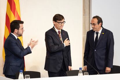 Salvador Illa, tras ser investido este sábado como presidente de la Generalitat, entre su antecesor, Pere Aragonès (a la izquierda), y el presidente del Parlament, Josep Rull.