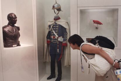 Una periodista observa el busto de Franco en el Museo del Ejército durante su presentación a los medios de comunicación.