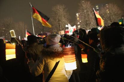 Seguidores del movimiento xenófobo Pegida, acrónimo de 'Europeos patrióticos en contra de la islamización de Occidente', utilizan linternas con los colores de la bandera alemana en su protesta semanal en Dresde.