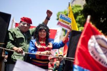 Personas participan en una manifestación a favor del presidente de venezuela, Hugo Chávez. Animados por el carácter jovial, emotivo y dicharachero de los venezolanos, el mandatario y el opositor, Henrique Capriles, avivan su campaña electoral al son de salsa o reguetón.