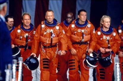 Steve Buscemi, Will Patton, Bruce Willis, Michael Duncan, Ben Affleck y Owen Wilson, preparados para volar en 'Armageddon' (1998).