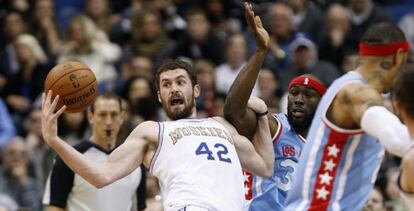 Kevin Love, de los Minnesota Timberwolves, y Reggie Evans, de Los Angeles Clippers.