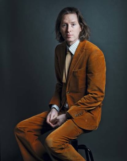 El cineasta Wes Anderson posa para ICON con el traje de pana que lució a lo largo de los cinco días que estuvo en Madrid. Como una segunda piel.