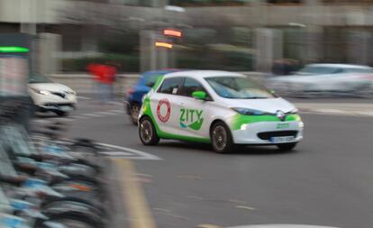 Un vehículo eléctrico compartido de la empresa Zity en Madrid.