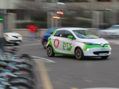 Un vehículo eléctrico compartido de la empresa Zity en Madrid.