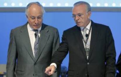 El presidente de CaixaBank, Isidre Fainé (d), y el vicepresidente y consejero delegado, Juan Maria Nin. EFE/Archivo