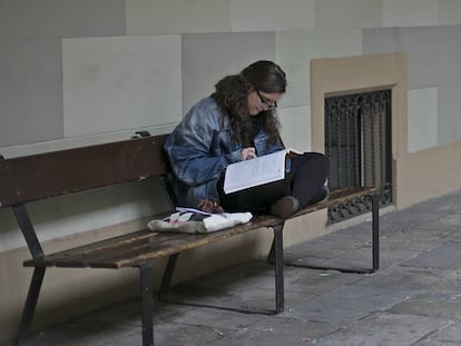 Una estudiante en el patio de letras de la Universidad de Barcelona, en 2014. 