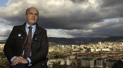 José Manuel Baltar Blanco ayer, con la ciudad de Ourense al fondo.