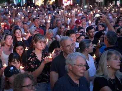 Una multitud asiste al homenaje a las víctimas del tiroteo masivo en Dayton, Ohio, el 4 de agosto de 2019.