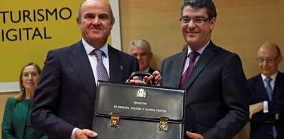 Álvaro Nadal (d), ministro de Energía, Turismo y Agenda Digital, en la toma de posesión de la mano de Luis de Guindos.