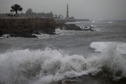 Vista del intenso oleaje, ante el avance del huracán 'Beryl', en Santo Domingo .