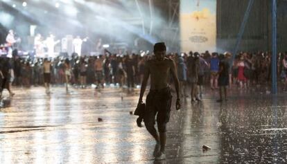 Un &#039;fibero&#039; bajo la lluvia que el viernes por la noche cay&oacute; en Benic&agrave;ssim.