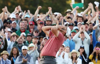 Al completar su último hoyo y asegurar su título más deseado, Rahm era ovacionado por las decenas de aficionados del Augusta National Golf Club (Georgia).