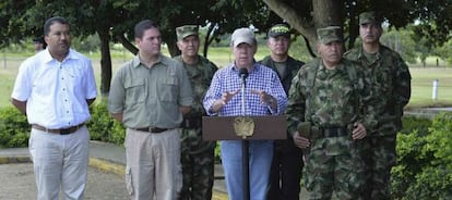 El presidente Santos, junto a su ministro de Defensa y al comandante en jefe del Ejército, habla con la prensa en la base de Tame, en Arauca.