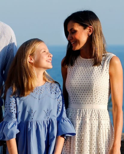 La reina Letizia y sus hija, la princesa Leonor, posan esta tarde en el Palacio de la Almudaina de Palma.