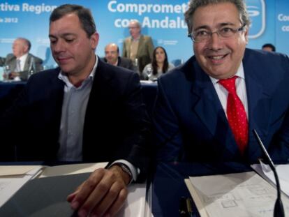 Juan Ignacio Zoido (derecha) y el secretario general del PP, Jos&eacute; Luis Snaz, en C&oacute;rdoba.