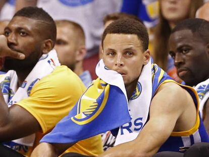 Stephen Curry, junto a Green y Ezeli.