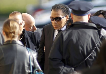 Al llega al funeral de Frazier. El antiguo boxeador se desplaz a Filadelfia con su familia para estar presente en la ceremonia religiosa.