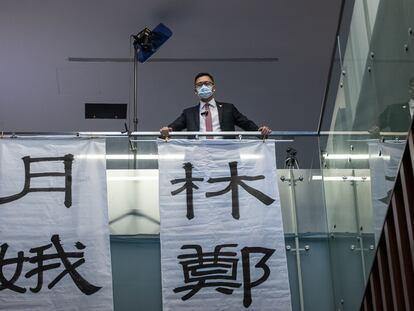 El legislador prodemócrata Lam Cheuk-ting despliega una banderola contra la jefa del Gobierno autónomo, Carrie Lam, dentro de la sede del parlamento de Hong Kong.