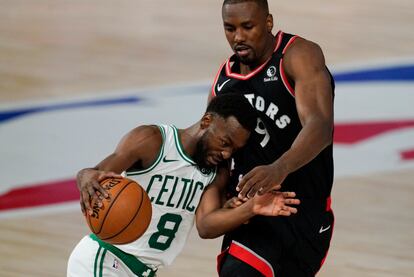 Ibaka intenta frenar a Kemba Walker.