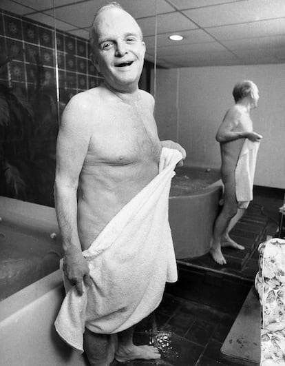 En los gimnasios se prohíbe entrenar sin camiseta. En la imagen, Truman Capote semidenudo tras entrenar en un gimnasio de Nueva York. Pero no todo el mundo tiene la excusa de ser Truman Capote.