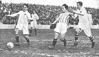 Rubio, delantero del Real Madrid, dispara contra la meta de Izaguirre, guardameta de la Real Sociedad (1929).