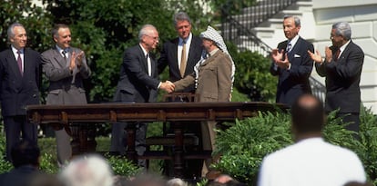 Isaac Rabin y Yasir Arafat se dan la mano tras firmar los Acuerdos de Oslo, en la Casa Blanca en 1993.