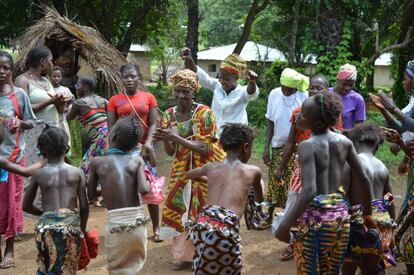 5 de julio. Fiesta de despedida de Sara, enfermera cooperante. En la imagen se ve a la Mammy Queen realizando un baile típico de la tribu Limba, la tribu originaria de Sierra Leona.