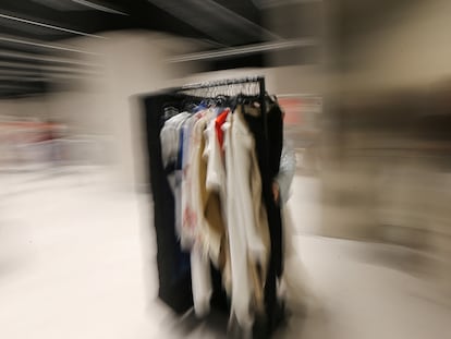 Prendas de ropa en una tienda.