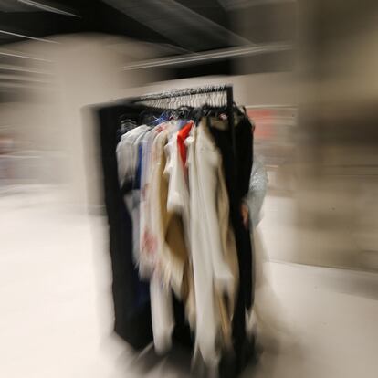 Prendas de ropa en una tienda.