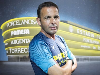 Calleja, entrenador del Villarreal, posa durante la entrevista.