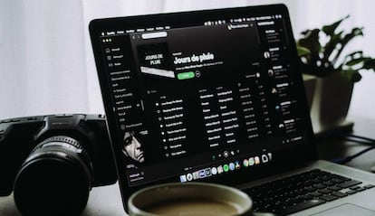 Portátil con Spotify