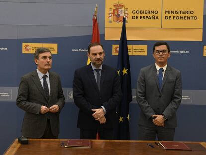 Pedro Saura, José Luis Ábalos y Pablo Rodríguez en la firma del convenio.