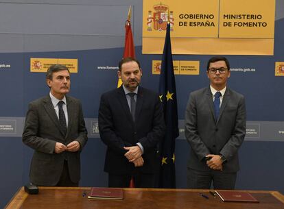 Pedro Saura, José Luis Ábalos y Pablo Rodríguez en la firma del convenio.