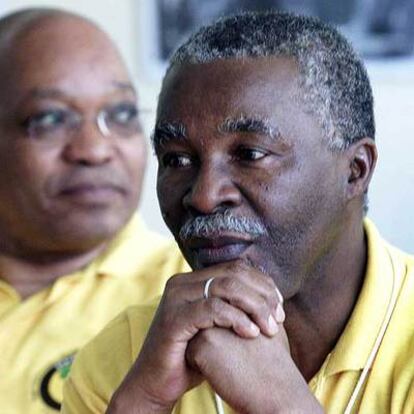 Thabo Mbeki, (derecha) junto a su rival, Jacob Zuma, en 2002.