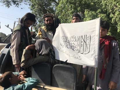 Militantes talibanes muestran su bandera tras tomar el control de Jalalabad, el domingo.