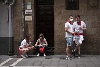 Durante los días que coinciden con las suspendidas fiestas de San Fermín se han establecido controles de aforo en función de los metros cuadrados de las calles. Imagen tomada el 6 de julio.