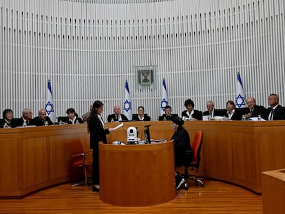 Los 15 jueces del Tribunal Supremo de Israel, antes de la audiencia, este martes en Jerusalén.