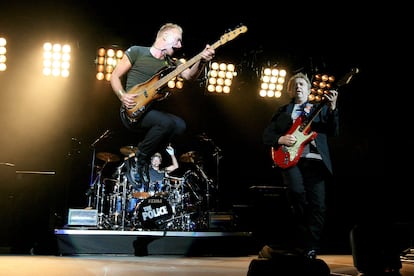 Sting (saltando), Andy Summers (derecha) y Stewart Copeland (al fondo, a la batería), en la gira de reunión de The Police en 2007 en San Antonio, Texas. 