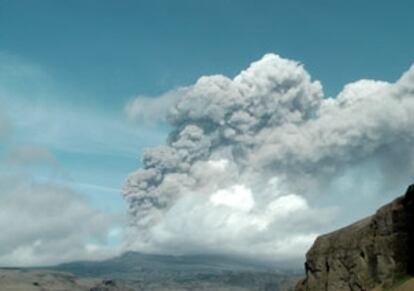 Nubes de ceniza y material volcánico salen del cráter del Eyjafjalla