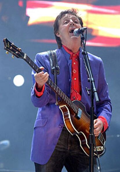 Paul McCartney, durante su actuación en el Festival de Glastonbury.